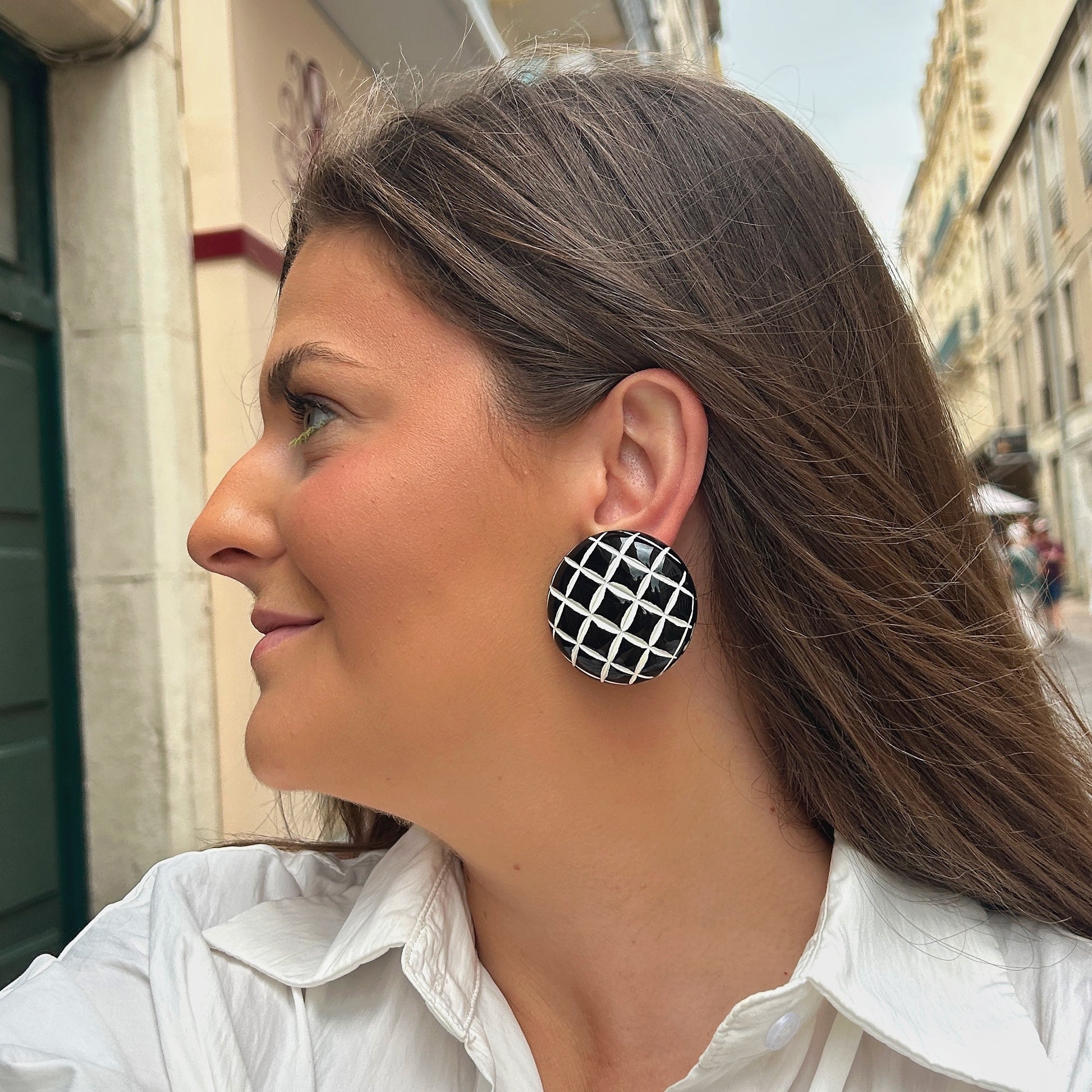 Boucles d'oreilles Rainball Matelassé Noir et Blanc Francine Bramli rondes à motif graphique
