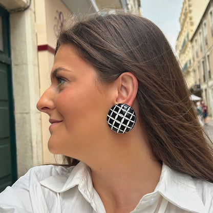 Boucles d'oreilles Rainball Matelassé Noir et Blanc Francine Bramli rondes à motif graphique
