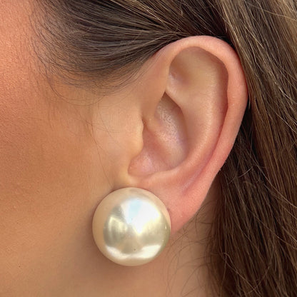 Boucles d’oreilles Rainball effet perles blanches Francine Bramli Paris
