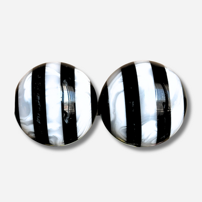 Boucles d’oreilles Rainball rayures noir et blanc Francine Bramli Paris
