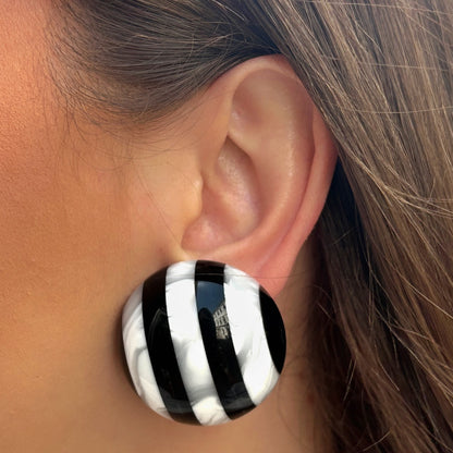Boucles d’oreilles Rainball rayures noir et blanc Francine Bramli Paris
