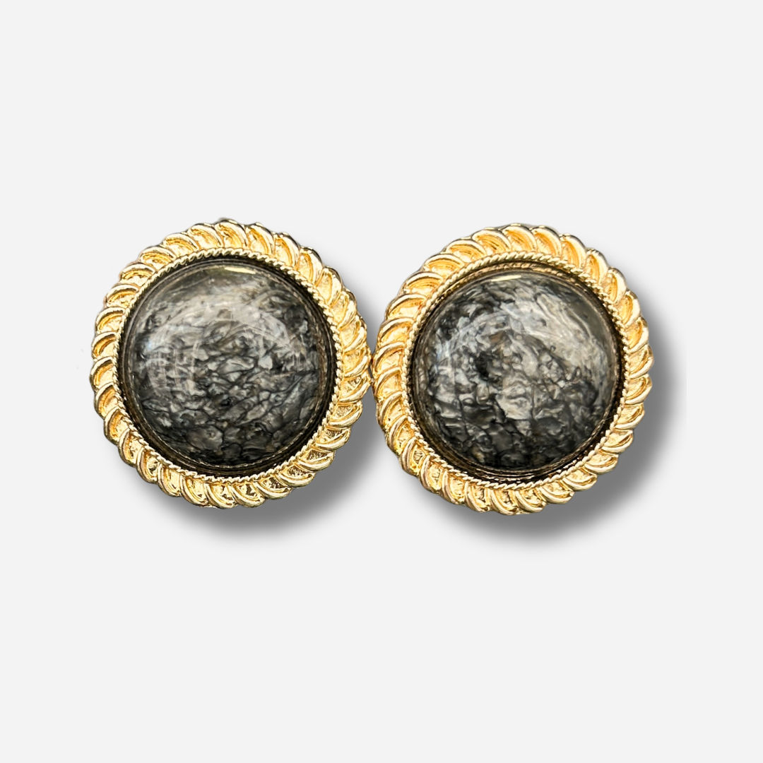 Boucles d'oreilles Rainball Theonie grises Francine Bramli en résine grise marbrée avec contour doré torsadé