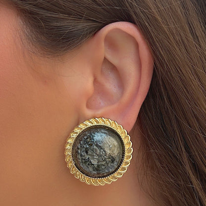 Boucles d'oreilles Rainball Theonie grises Francine Bramli en résine grise marbrée avec contour doré torsadé