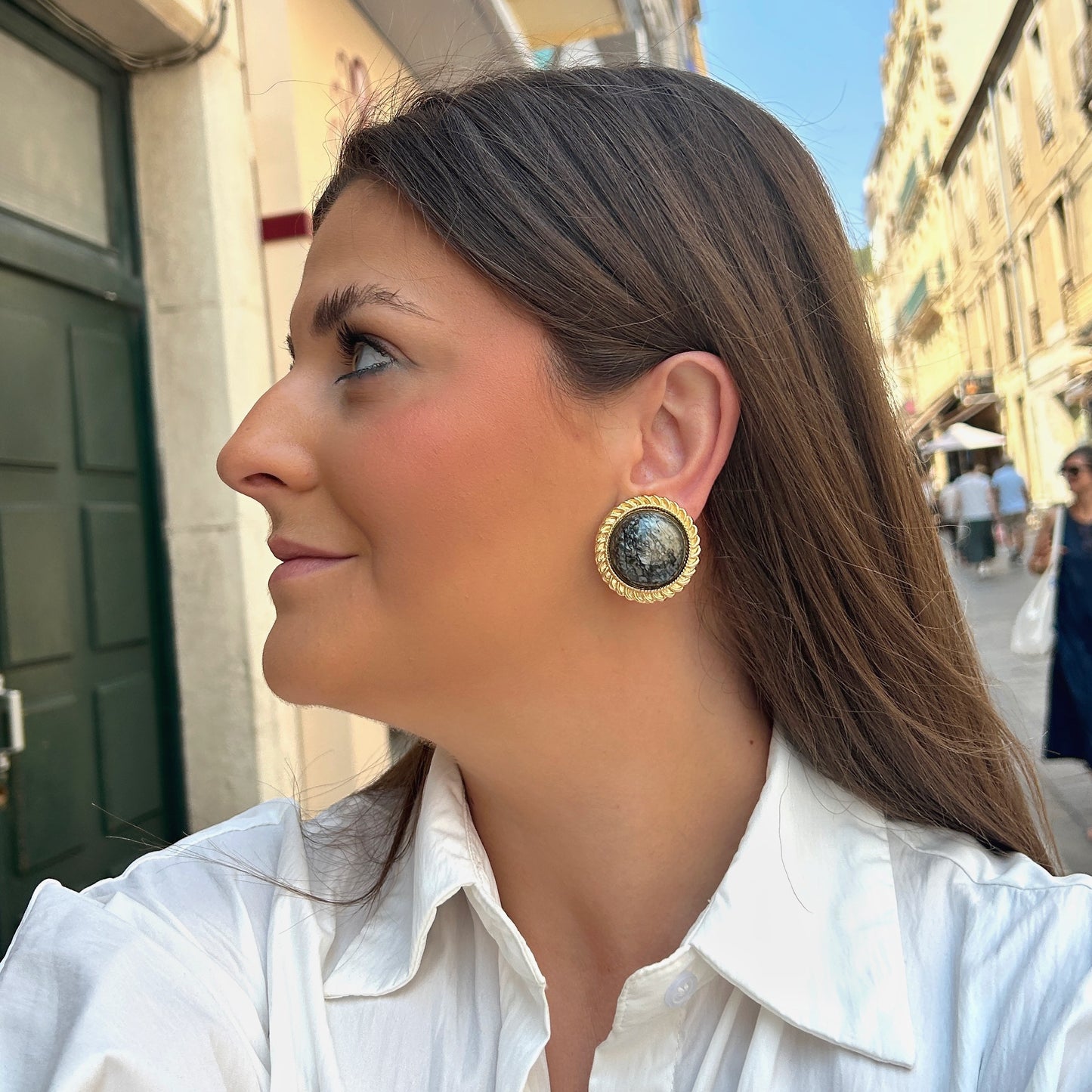 Boucles d'oreilles Rainball Theonie grises Francine Bramli en résine grise marbrée avec contour doré torsadé