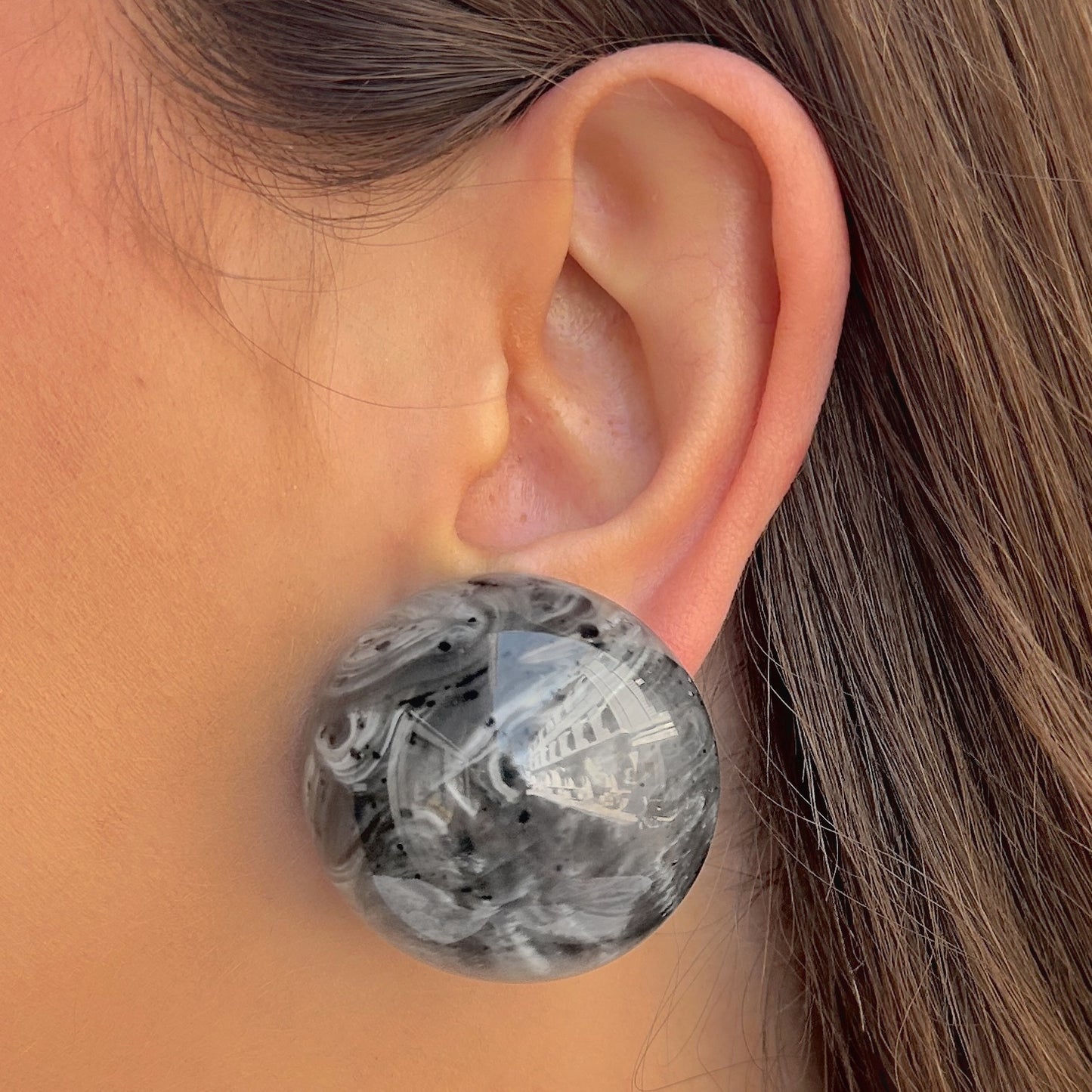 Boucles d’oreilles Rainball XXL gris Francine Bramli Paris résine marbrée