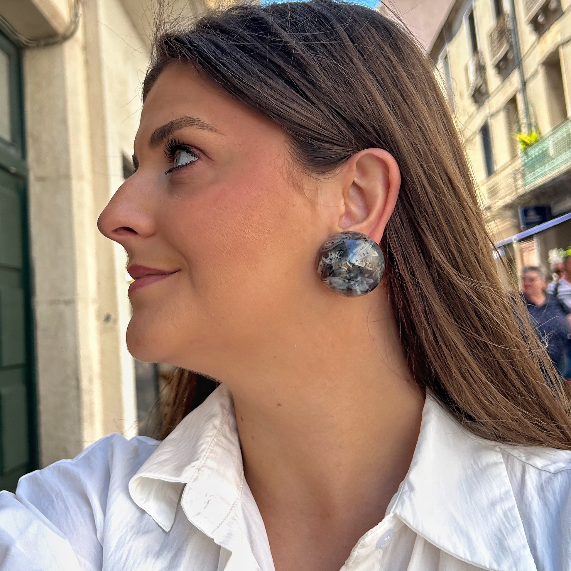 Boucles d’oreilles Rainball XXL gris Francine Bramli Paris résine marbrée