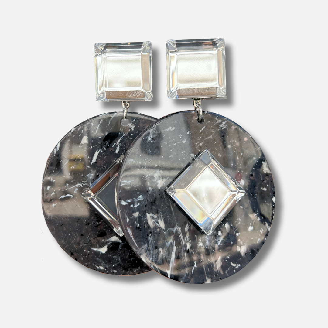Boucles d'oreilles Rainbow Gris Miroir Francine Bramli Paris en résine gris marbré et effet miroir portées