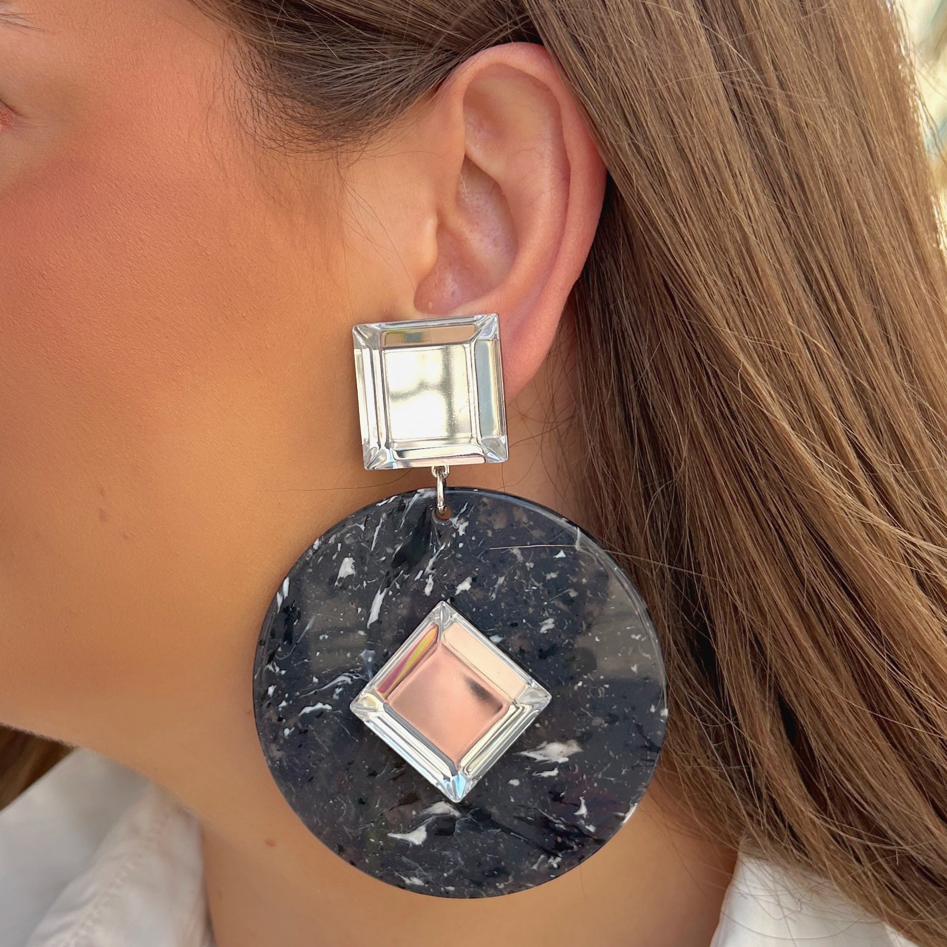 Boucles d'oreilles Rainbow Gris Miroir Francine Bramli Paris en résine gris marbré et effet miroir portées