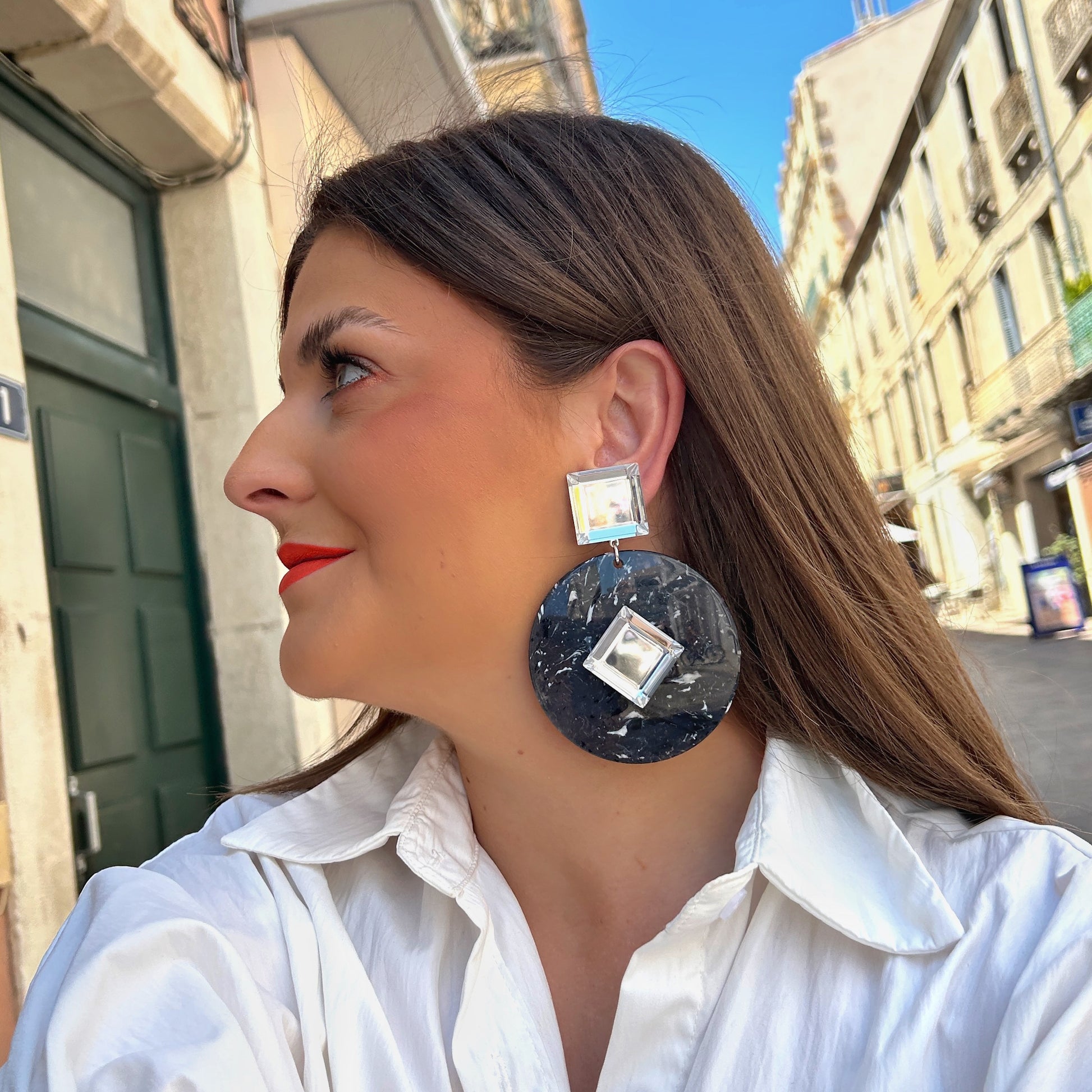 Boucles d'oreilles Rainbow Gris Miroir Francine Bramli Paris en résine gris marbré et effet miroir portées
