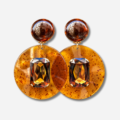 Boucles d’oreilles Rainbow Marron Crystal à clips Francine Bramli Paris, grands disques marron ambré translucides ornés de cristaux rectangulaires facettés.