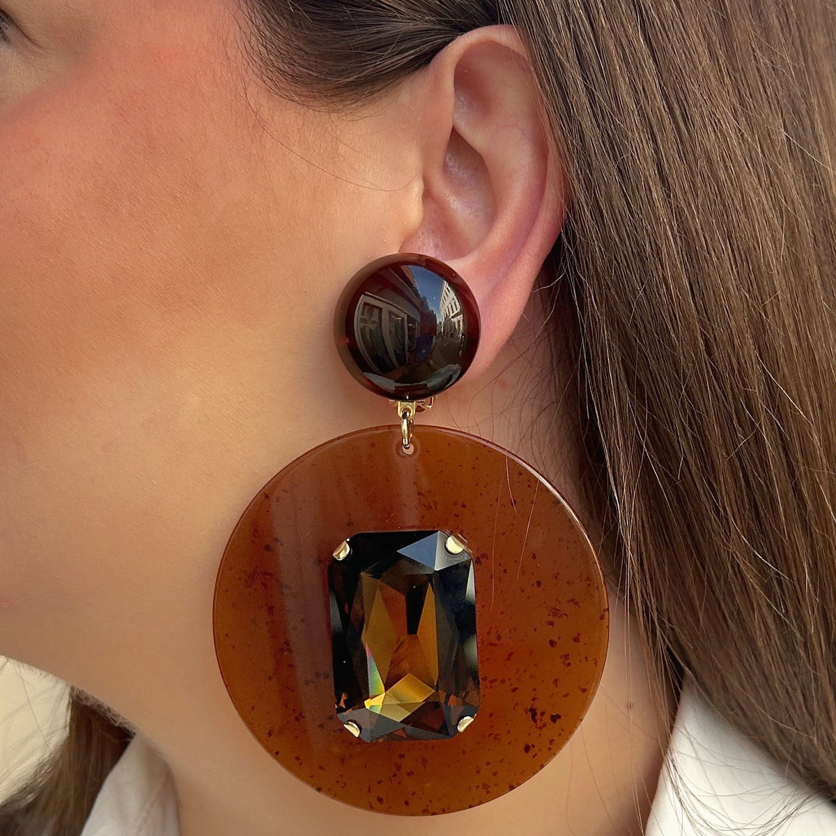 Boucles d’oreilles Rainbow Marron Crystal à clips Francine Bramli Paris, grands disques marron ambré translucides ornés de cristaux rectangulaires facettés.