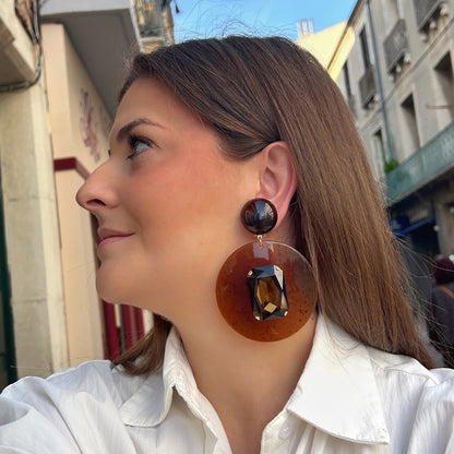 Boucles d’oreilles Rainbow Marron Crystal à clips Francine Bramli Paris, grands disques marron ambré translucides ornés de cristaux rectangulaires facettés.