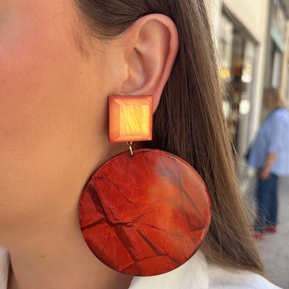 Boucles d’oreilles Rainbow Orange Francine Bramli Paris en résine orange avec carré nacré et grand disque graphique