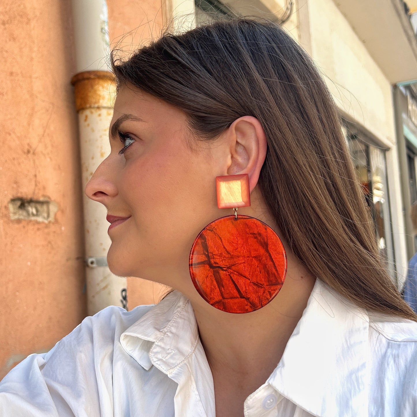 Boucles d’oreilles Rainbow Orange Francine Bramli Paris en résine orange avec carré nacré et grand disque graphique