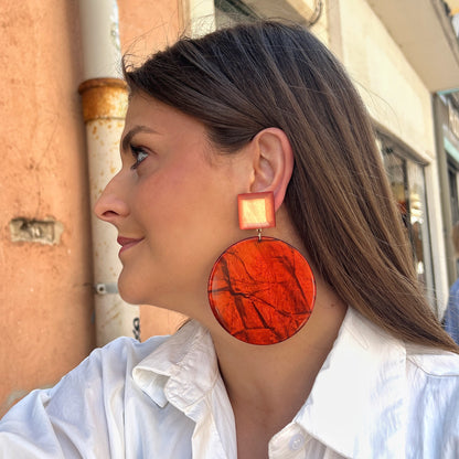 Boucles d’oreilles Rainbow Orange Francine Bramli Paris en résine orange avec carré nacré et grand disque graphique