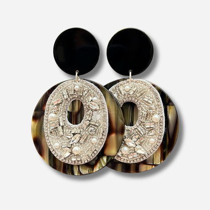 Boucles d’oreilles Rainbow Strass Onyx Francine Bramli Paris avec strass, perles et résine effet écaille