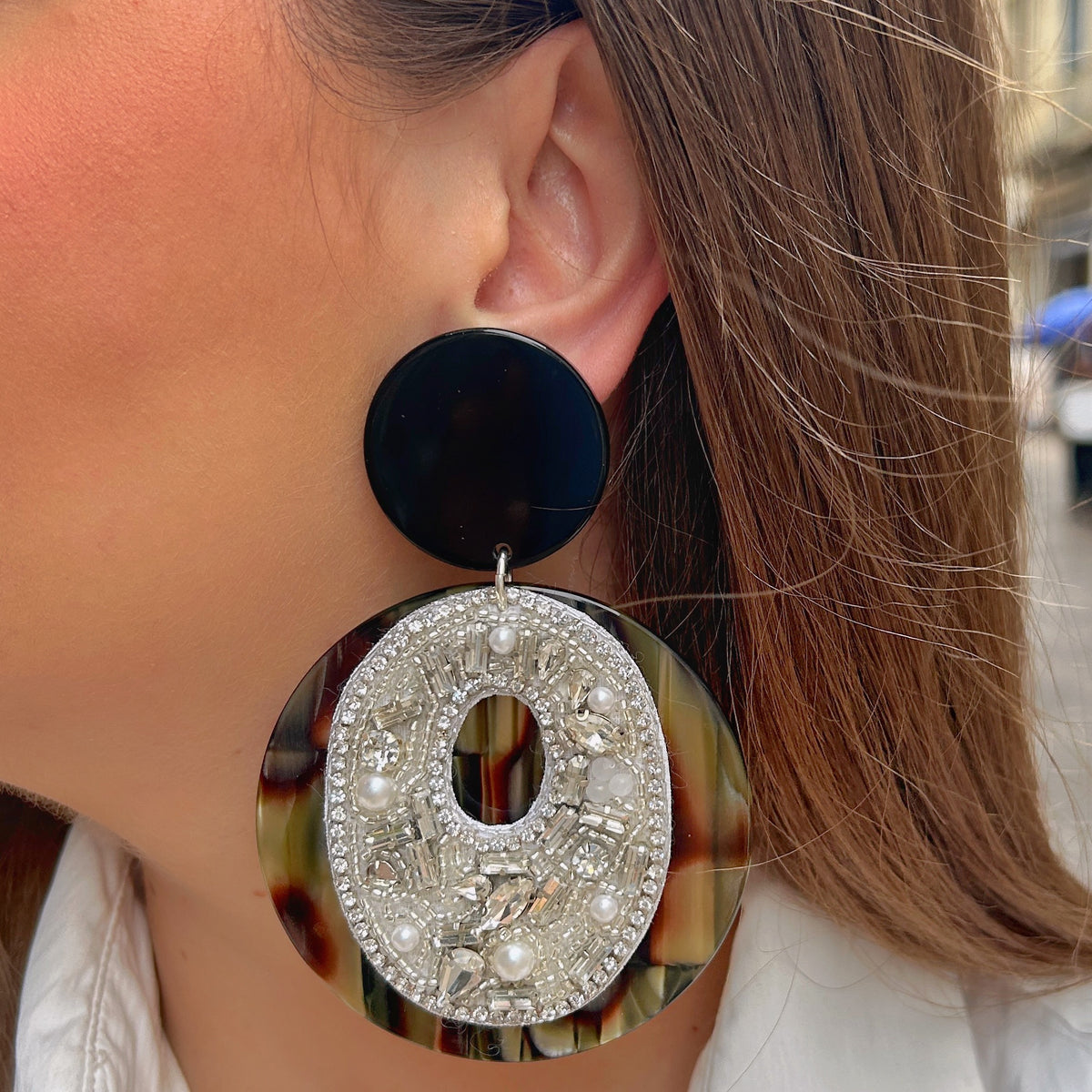 Boucles d’oreilles Rainbow Strass Onyx Francine Bramli Paris avec strass, perles et résine effet écaille