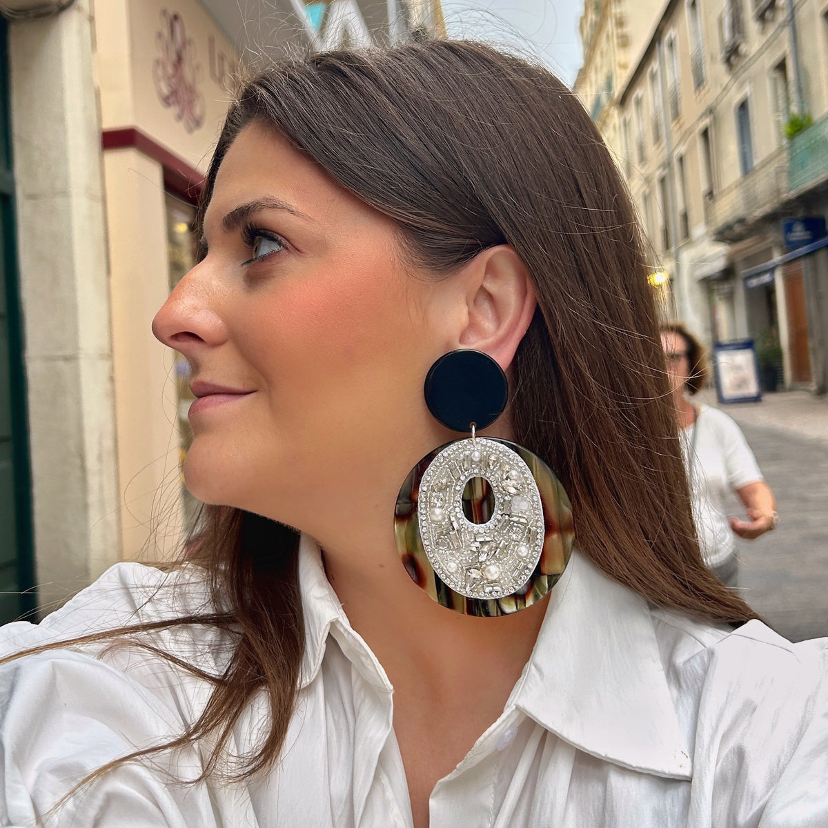 Boucles d’oreilles Rainbow Strass Onyx Francine Bramli Paris avec strass, perles et résine effet écaille