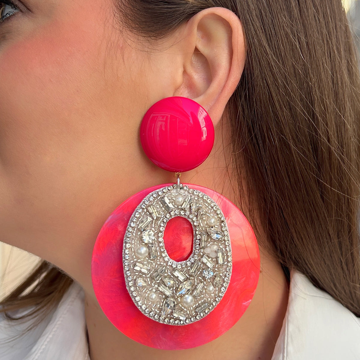 Boucles d’oreilles à clips Rainbow Strass Rose Francine Bramli Paris en résine rose fuchsia avec ornement ovale brodé de strass argentés, cristaux et perles nacrées – Divinity Sète.