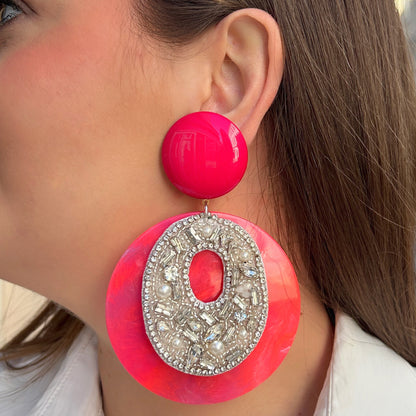 Boucles d’oreilles à clips Rainbow Strass Rose Francine Bramli Paris en résine rose fuchsia avec ornement ovale brodé de strass argentés, cristaux et perles nacrées – Divinity Sète.