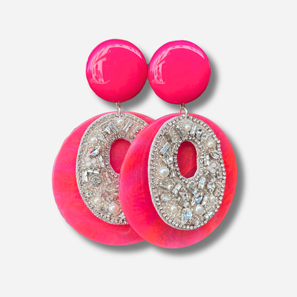 Boucles d’oreilles à clips Rainbow Strass Rose Francine Bramli Paris en résine rose fuchsia avec ornement ovale brodé de strass argentés, cristaux et perles nacrées – Divinity Sète.