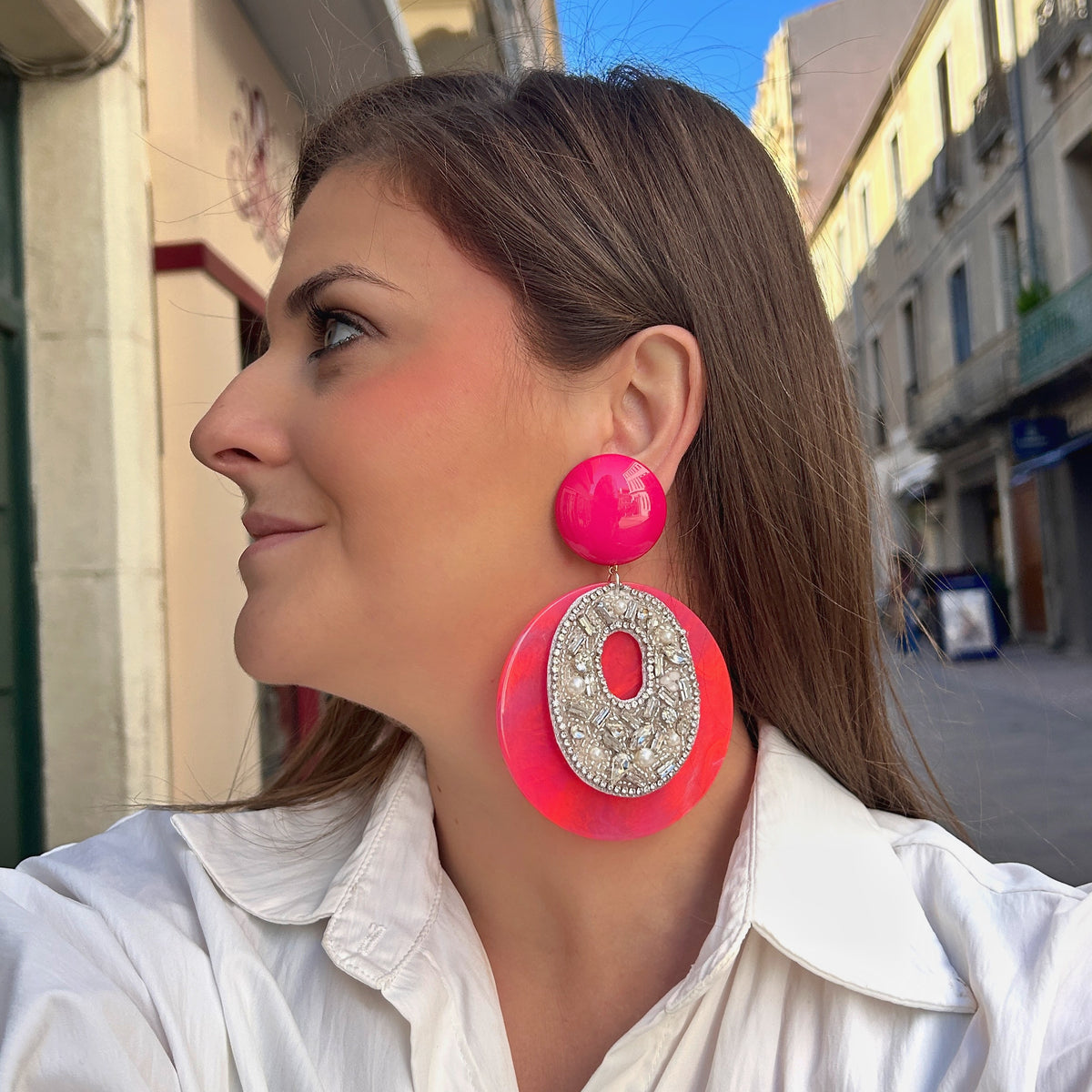 Boucles d’oreilles à clips Rainbow Strass Rose Francine Bramli Paris en résine rose fuchsia avec ornement ovale brodé de strass argentés, cristaux et perles nacrées – Divinity Sète.