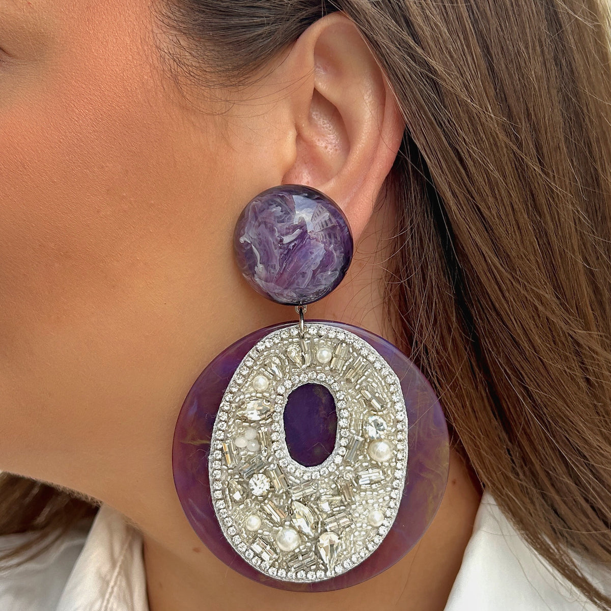 Boucles d’oreilles Rainbow Strass violet oversize Francine Bramli Paris
