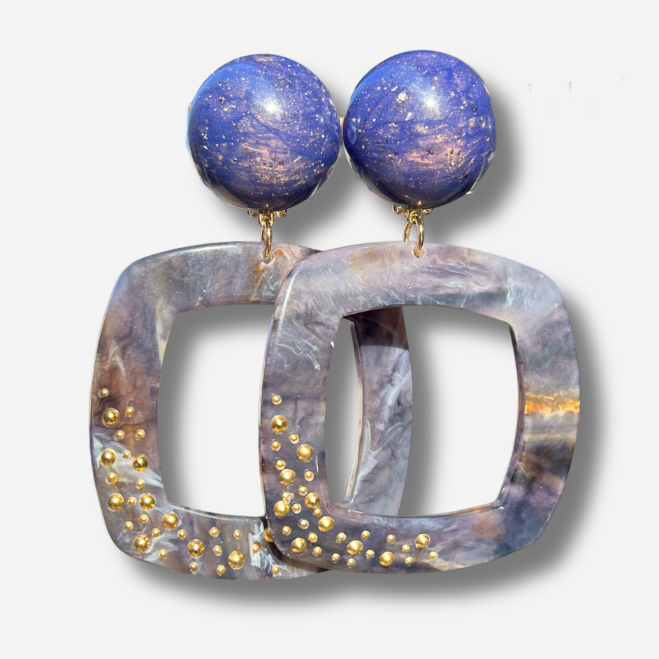 Boucles d'oreilles Reya Bleu Clou Francine Bramli en résine bleu marbré avec détails dorés