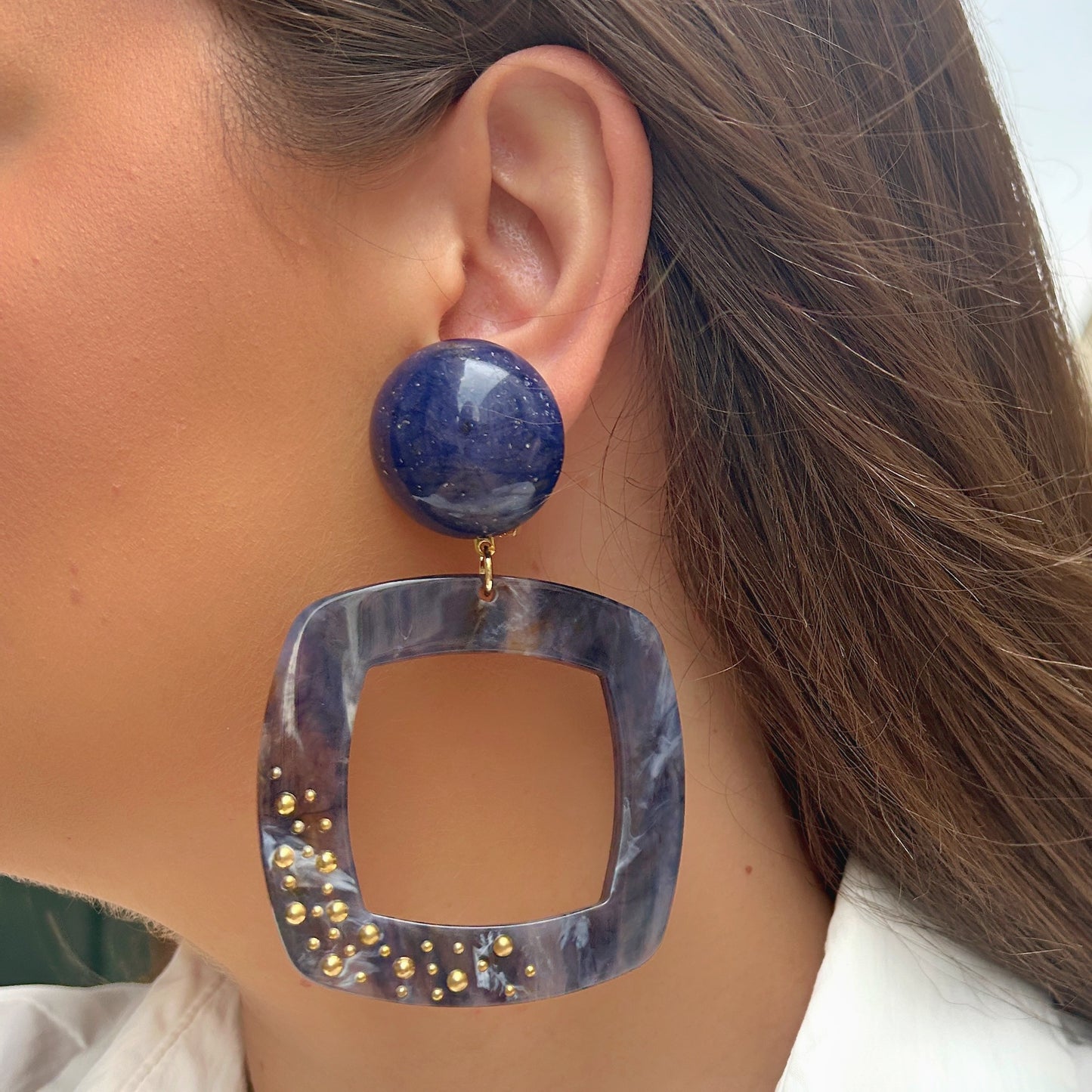 Boucles d'oreilles Reya Bleu Clou Francine Bramli en résine bleu marbré avec détails dorés