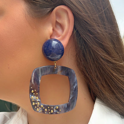 Boucles d'oreilles Reya Bleu Clou Francine Bramli en résine bleu marbré avec détails dorés