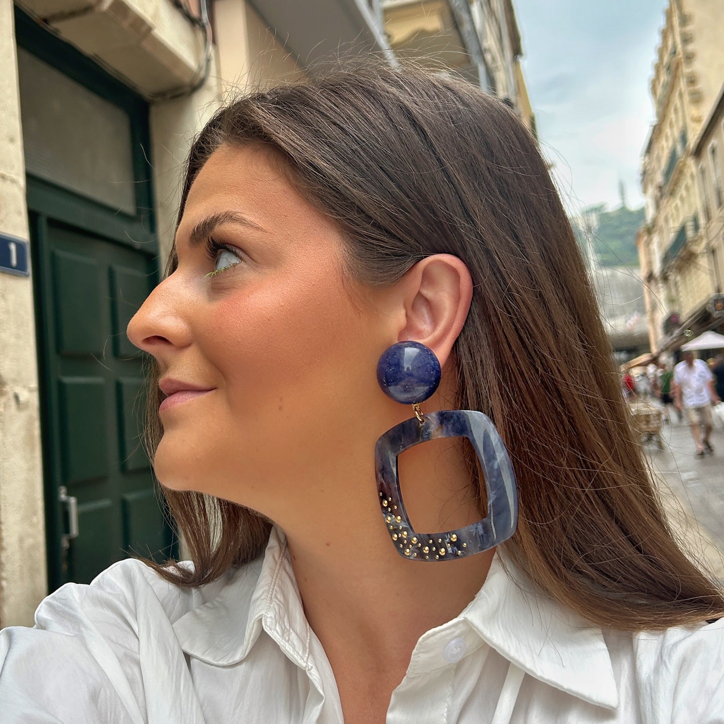 Boucles d'oreilles Reya Bleu Clou Francine Bramli en résine bleu marbré avec détails dorés