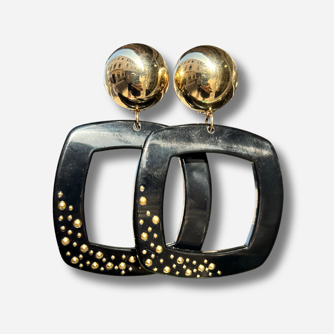 Boucles d'oreilles Reya Gold Noir Clou Francine Bramli avec cabochon doré miroir, carré noir ajouré et clous dorés