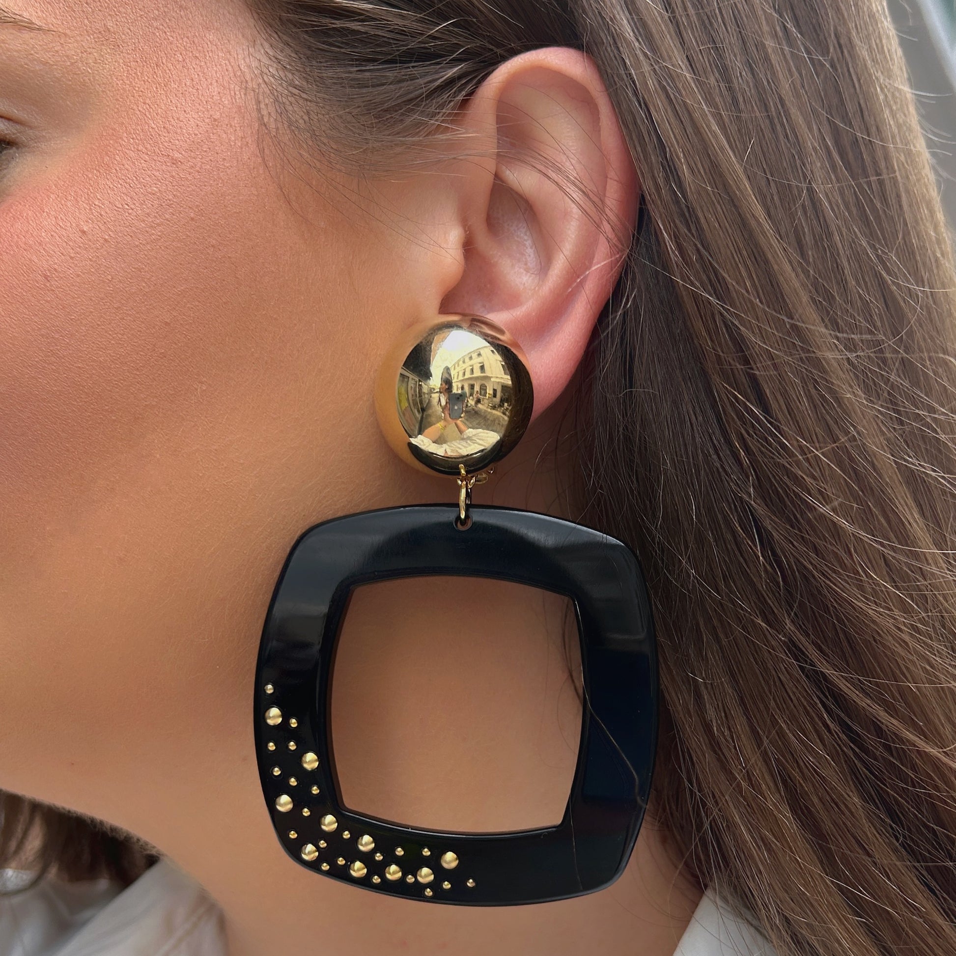 Boucles d'oreilles Reya Gold Noir Clou Francine Bramli avec cabochon doré miroir, carré noir ajouré et clous dorés