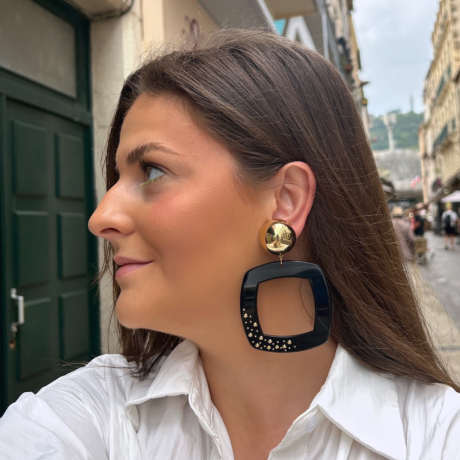 Boucles d'oreilles Reya Gold Noir Clou Francine Bramli avec cabochon doré miroir, carré noir ajouré et clous dorés