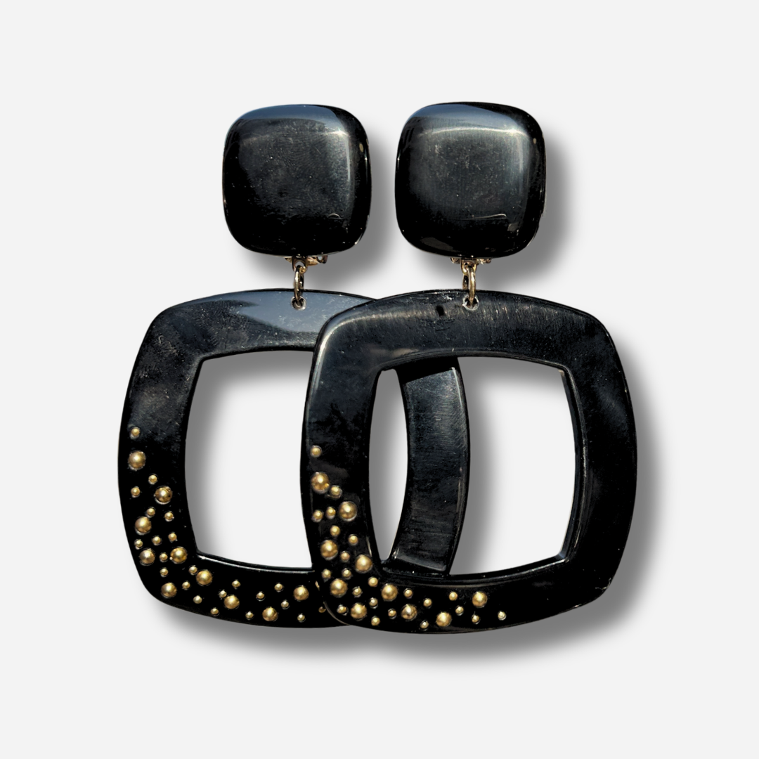 Boucles d'oreilles Reya Noir Clou Francine Bramli en résine noire avec grand carré ajouré et clous dorés
