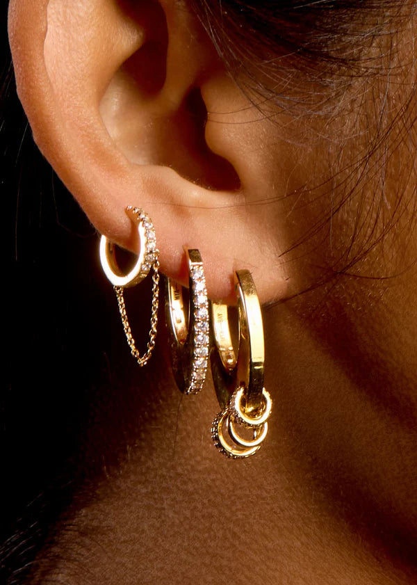 Boucles d’oreilles Rock Stellar Mya Bay portées à l’oreille