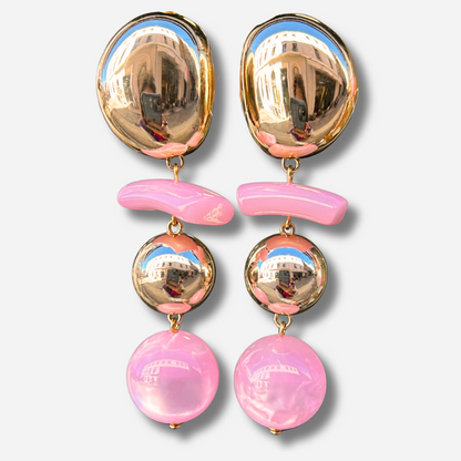 Boucles d'oreilles à clips Rosalia Rose M Francine Bramli Paris avec bouton ovale doré effet miroir, élément incurvé en résine rose pastel, perle ronde dorée et perle rose nacrée – Divinity Sète.