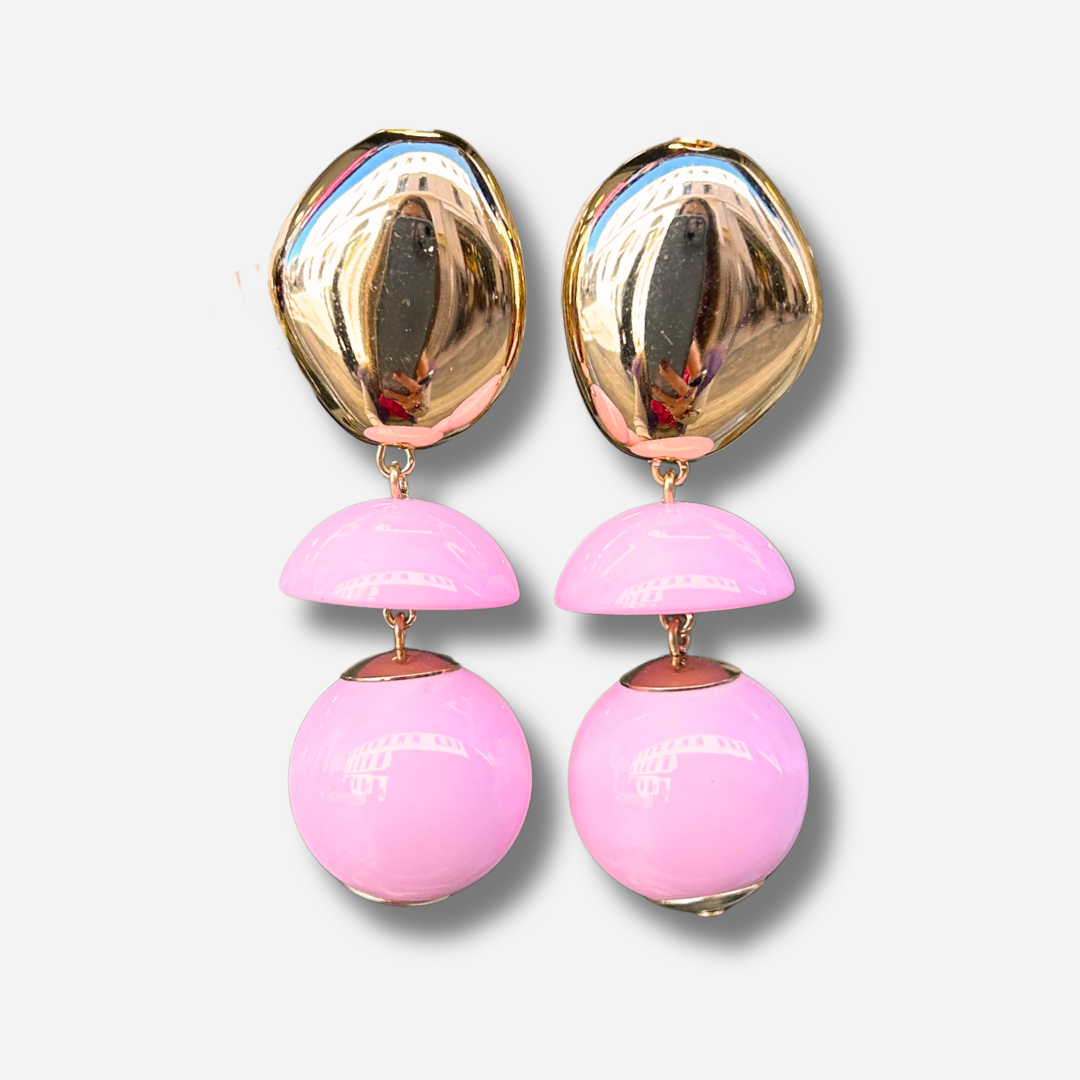 Boucles d'oreilles à clips Rosalia Rose XS Francine Bramli Paris avec bouton ovale doré effet miroir, demi-sphère en résine rose pastel et perle ronde rose brillante – Divinity Sète.