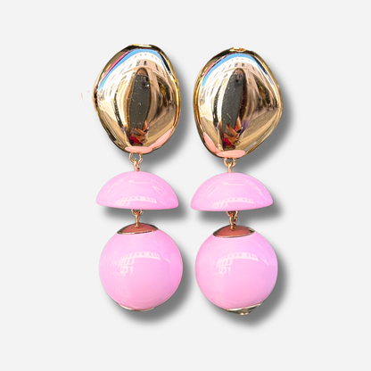 Boucles d'oreilles à clips Rosalia Rose XS Francine Bramli Paris avec bouton ovale doré effet miroir, demi-sphère en résine rose pastel et perle ronde rose brillante – Divinity Sète.