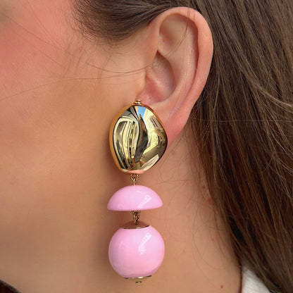 Boucles d'oreilles à clips Rosalia Rose XS Francine Bramli Paris avec bouton ovale doré effet miroir, demi-sphère en résine rose pastel et perle ronde rose brillante – Divinity Sète.