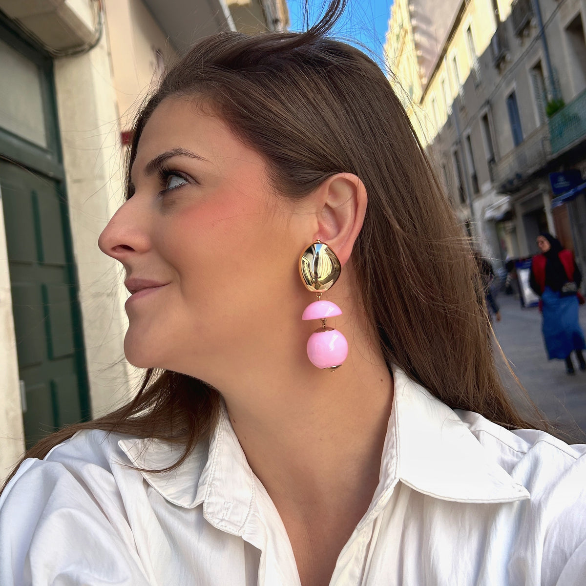 Boucles d'oreilles à clips Rosalia Rose XS Francine Bramli Paris avec bouton ovale doré effet miroir, demi-sphère en résine rose pastel et perle ronde rose brillante – Divinity Sète.
