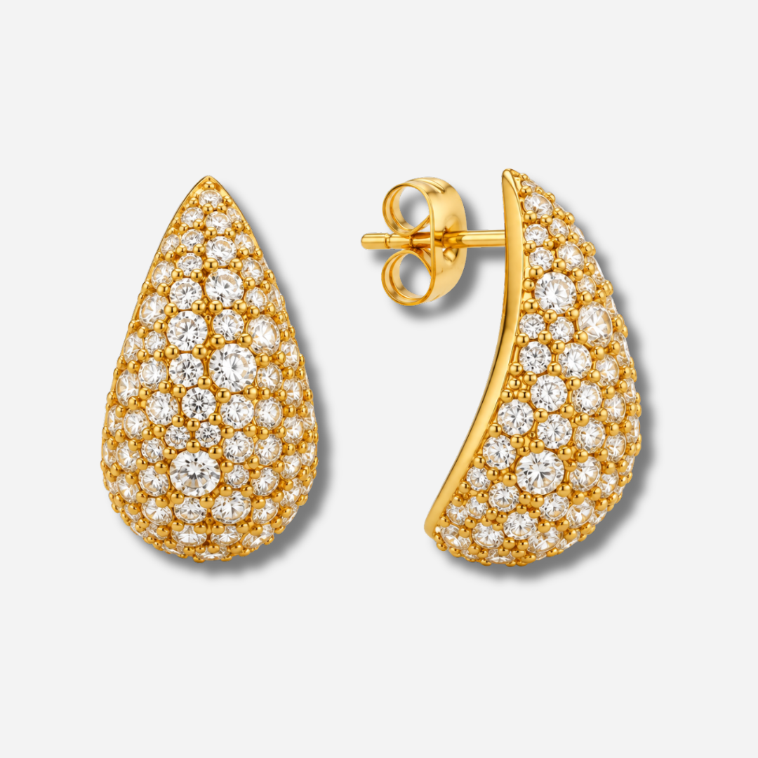Boucles d’oreilles Shiny Icon MYA BAY dorées en forme de goutte, entièrement pavées de cristaux blancs scintillants, disponibles chez Divinity Sète.