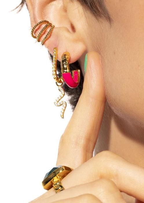 Boucles d’oreilles Shiny Jazzy Mya Bay portées à l’oreille