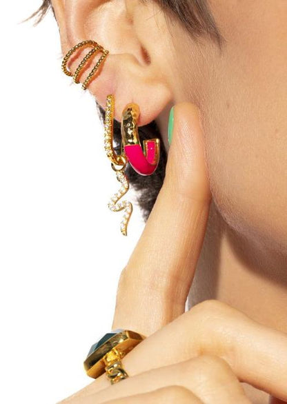 Boucles d’oreilles Shiny Jazzy Mya Bay portées à l’oreille