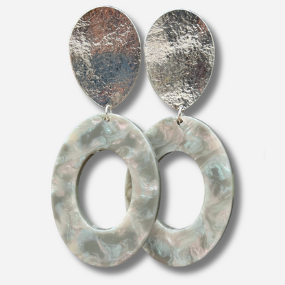 Boucles d'oreilles Sicily Nacre Francine Bramli en métal argenté martelé et grand anneau en résine nacrée irisée