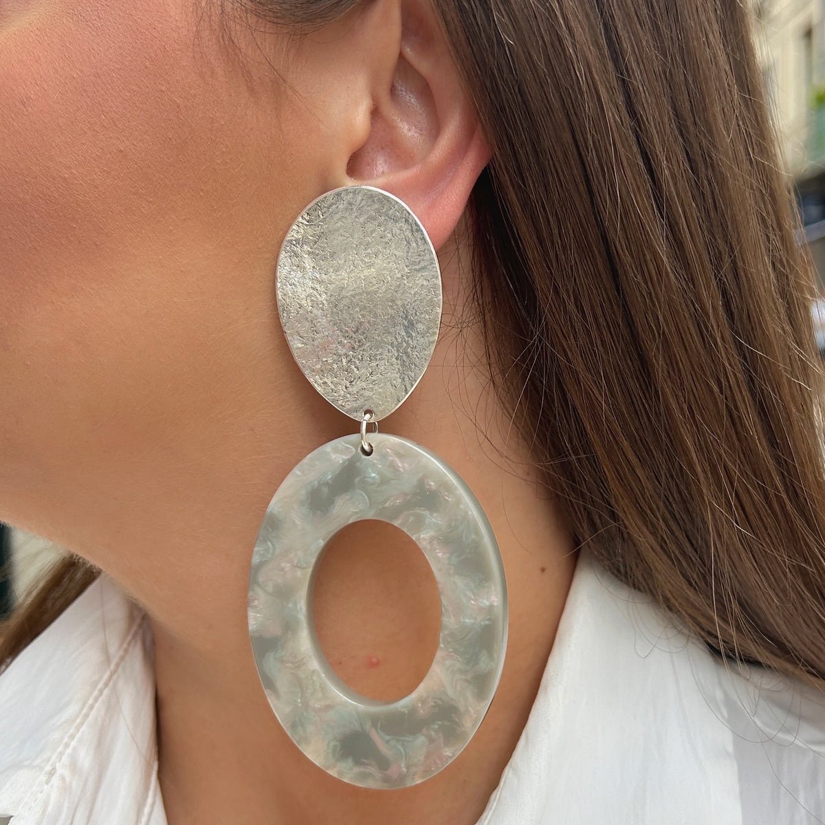 Boucles d'oreilles Sicily Nacre Francine Bramli en métal argenté martelé et grand anneau en résine nacrée irisée