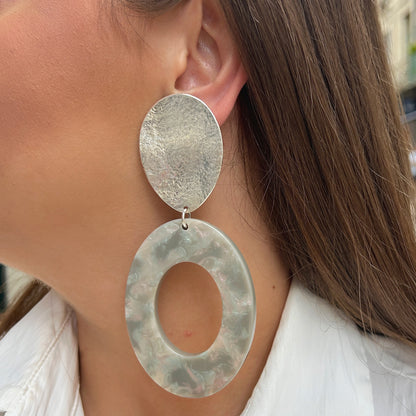 Boucles d'oreilles Sicily Nacre Francine Bramli en métal argenté martelé et grand anneau en résine nacrée irisée
