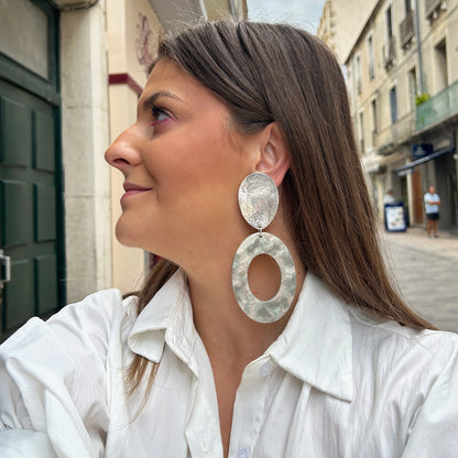 Boucles d'oreilles Sicily Nacre Francine Bramli en métal argenté martelé et grand anneau en résine nacrée irisée