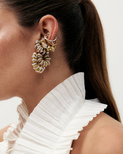 Détail des boucles d’oreilles Sigal Earcuff Āmena argent
