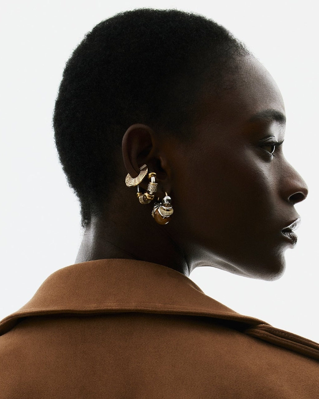 Détail des boucles d’oreilles Sigal Earcuff Āmena argent